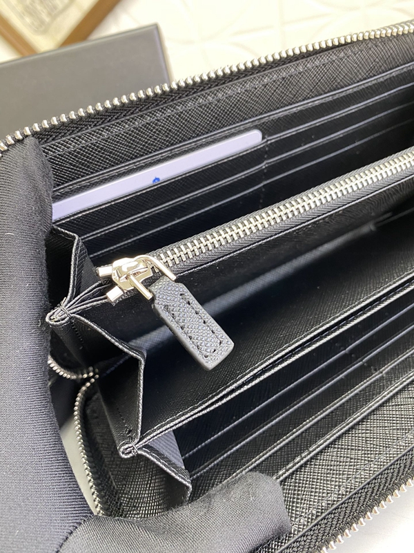 プラダ財布コピー着用イメージ